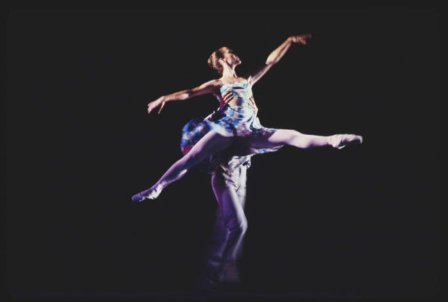 舞台上两位芭蕾舞者的彩色幻灯片