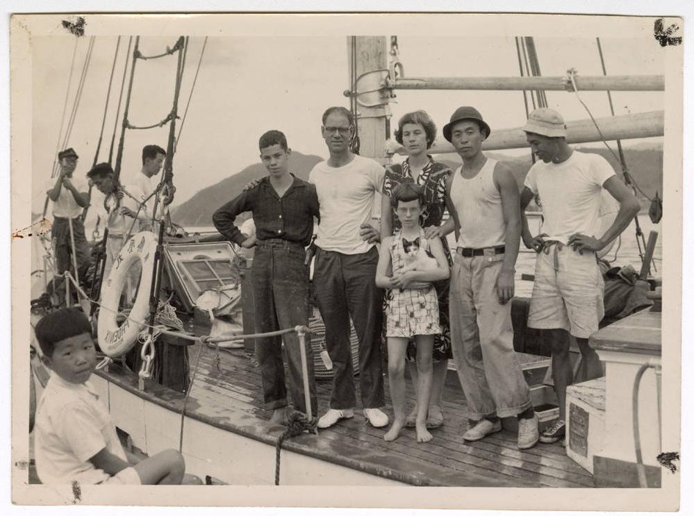 一群人站在船上的黑白照片